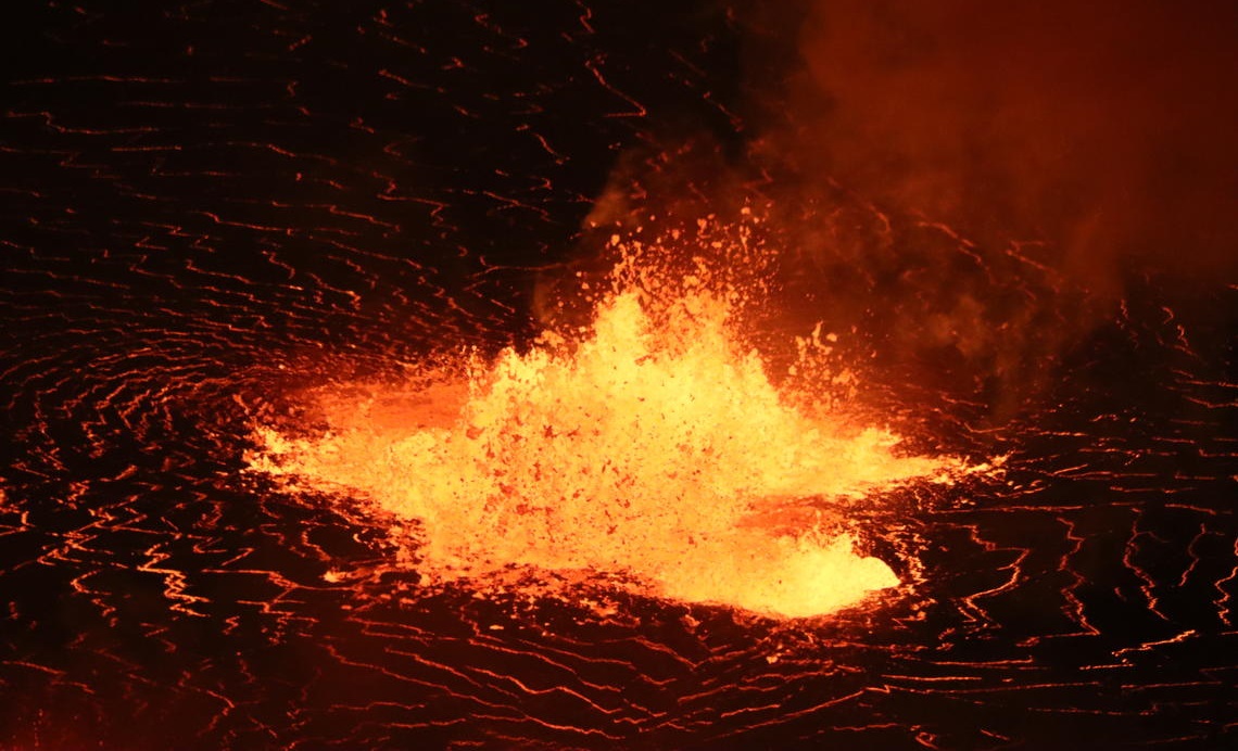 Jeturi de lavă de înălţimea unei clădiri cu 5 etaje, aruncate de vulcanul Kilauea