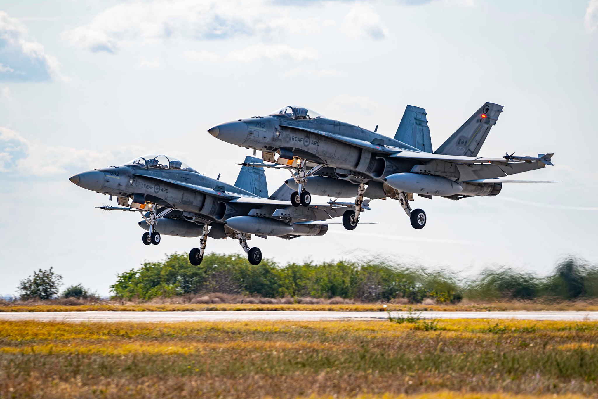 Avion rusesc interceptat deasupra Mării Negre de avioanele canadiene ale NATO care asigură poliţia aeriană a României