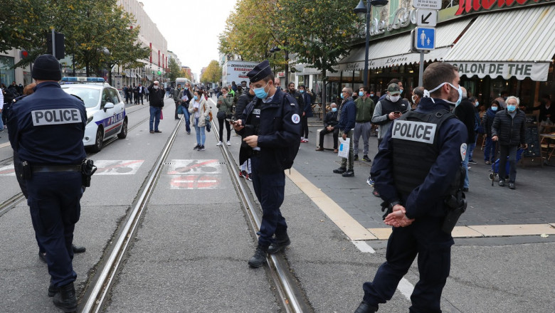 politisti francezi pe strada