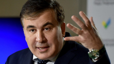 Saakașvili gesticulează în timpul unei conferințe la Kiev