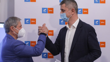 Dacian Cioloș și Dan Barna dau mâna.