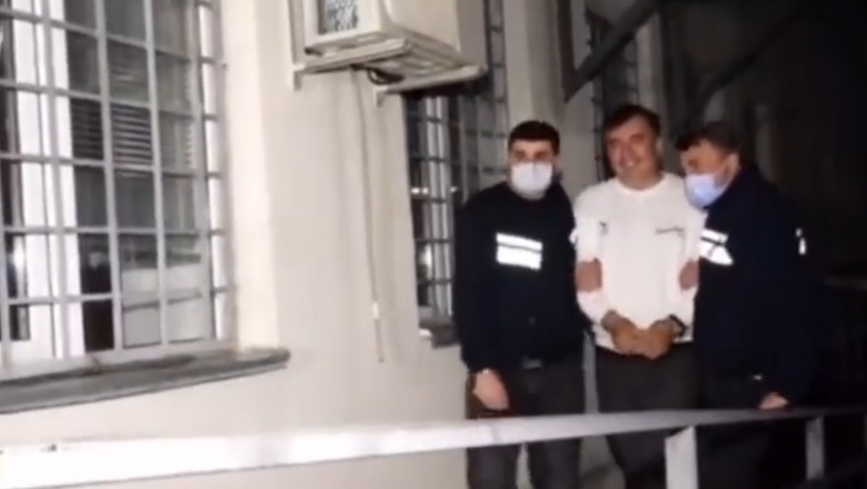 Sakașvili purtat în cătușe de polițiști
