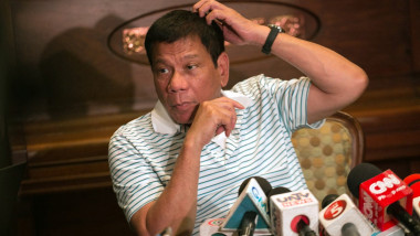 Duterte se scarpină în cap