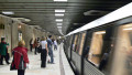 Oameni într-o stație de metrou.