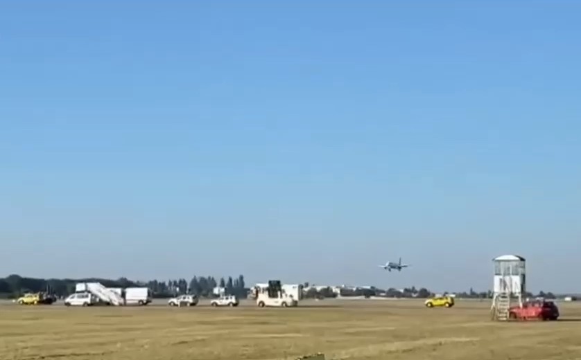 VIDEO. Un avion a aterizat de urgenţă la Bucureşti, după ce unui pasager i s-a făcut rău