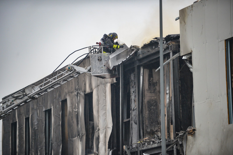 Italy: Milan: ultralight plane crashes on building in San Donato, six dead