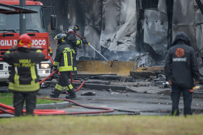 Italy: Milan: ultralight plane crashes on building in San Donato, six dead