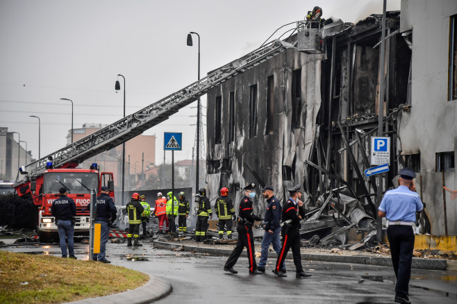 Italy: Milan: ultralight plane crashes on building in San Donato, six dead