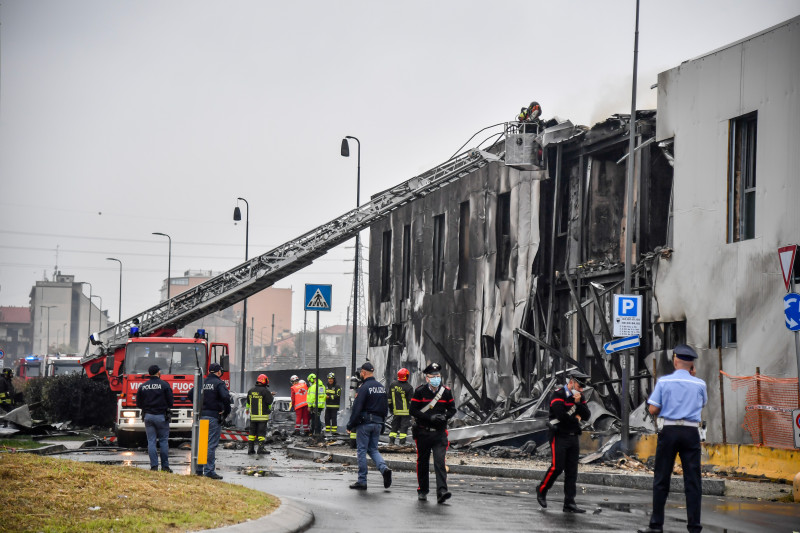 Italy: Milan: ultralight plane crashes on building in San Donato, six dead