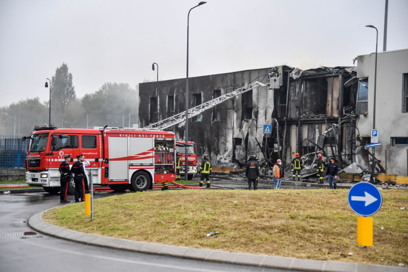 Italy: Milan: ultralight plane crashes on building in San Donato, six dead