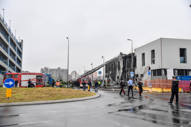 Italy: Milan: ultralight plane crashes on building in San Donato, six dead