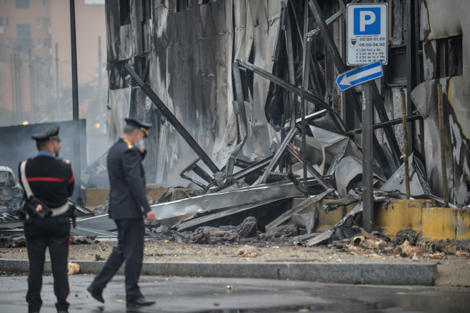 Italy: Milan: ultralight plane crashes on building in San Donato, six dead