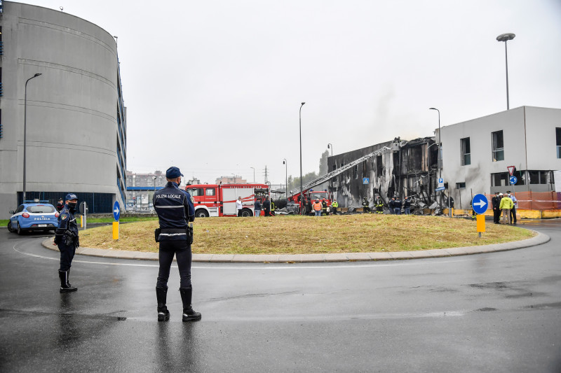 Italy: Milan: ultralight plane crashes on building in San Donato, six dead