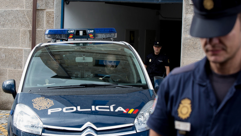 Polițiști și mașină de poliție din Spania.
