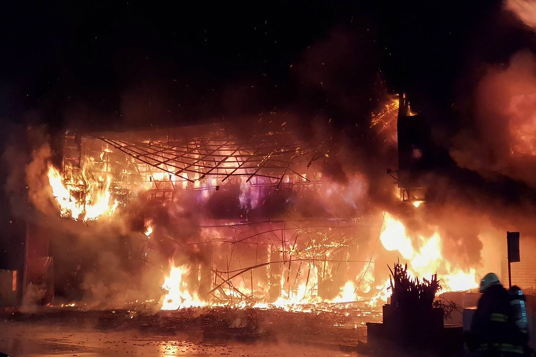 Cel puţin 46 de morți într-un incendiu izbucnit la o clădire cu 13 etaje din Taiwan