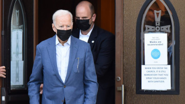 Joe Biden cu mască de protecție neagră iese dintr-o biserică