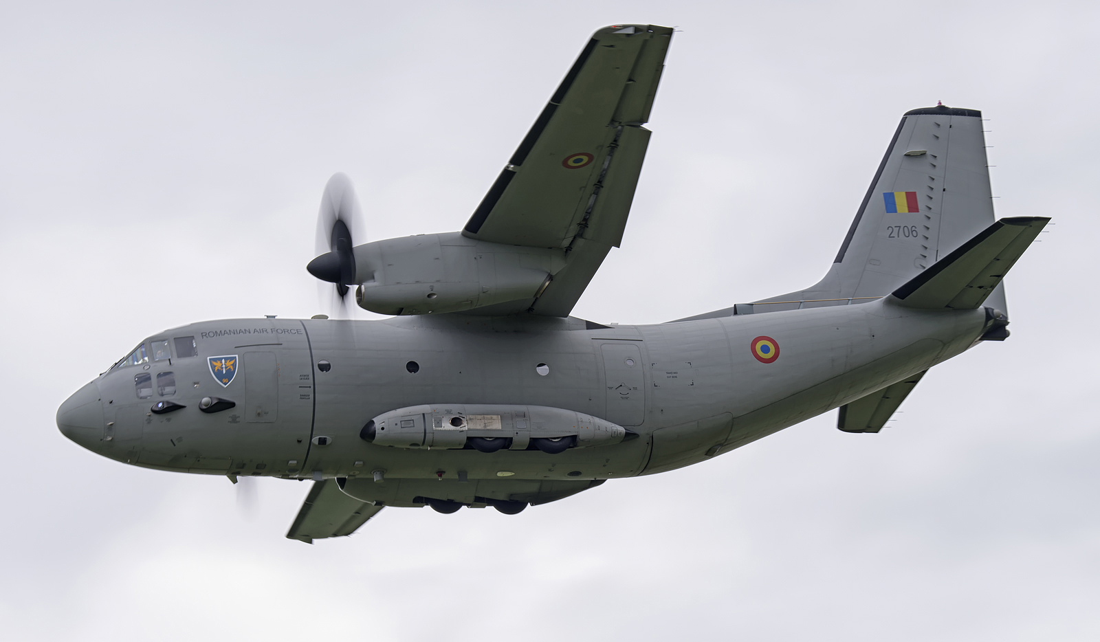 Opt pacienţi COVID în stare gravă, transportaţi cu o avioane militare de la București la Timişoara și Oradea