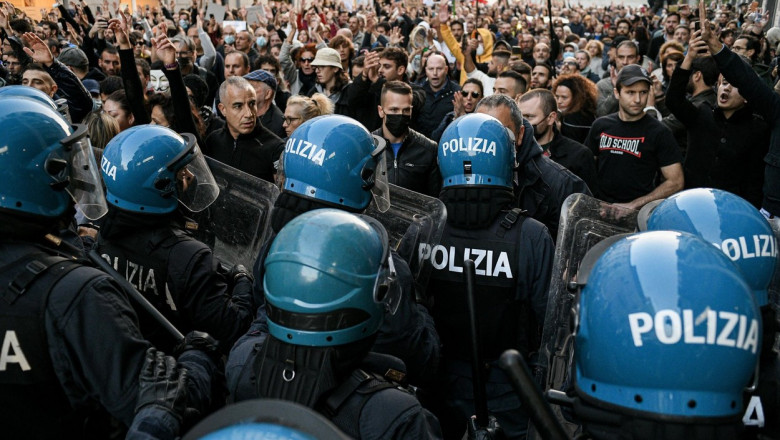 Protestatari și polițiști în Italia.
