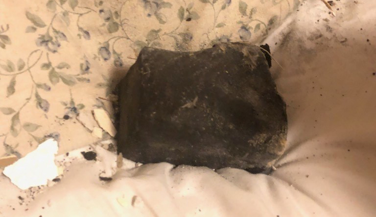 Un meteorit a căzut prin acoperișul casei și a aterizat în pat, lângă o femeie care dormea: „N-am fost atât de speriată în viața mea”