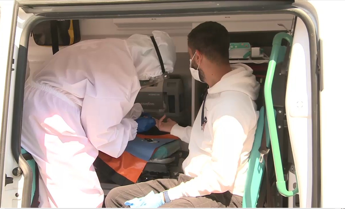 Elev nevăzător testat pozitiv cu Covid-19 la liceu, nevoit să meargă cu tren și microbuz spre centrul de plasament