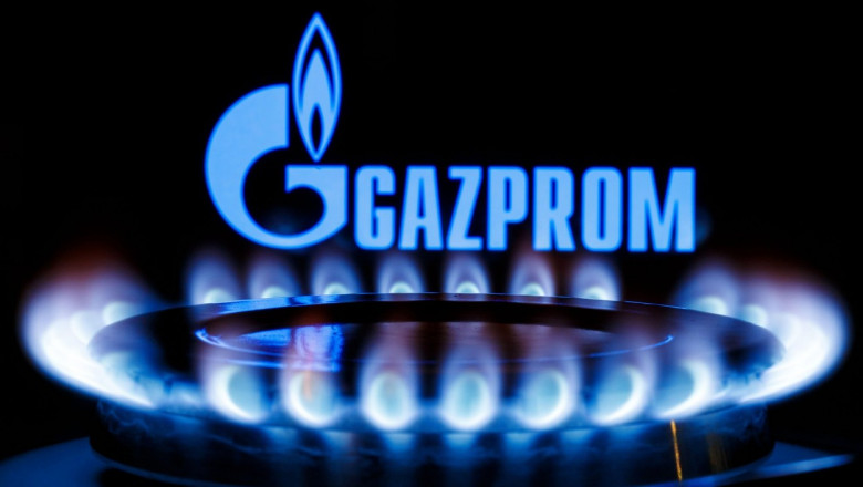 Flacără de aragaz de-asupra căreia este sigla gazprom