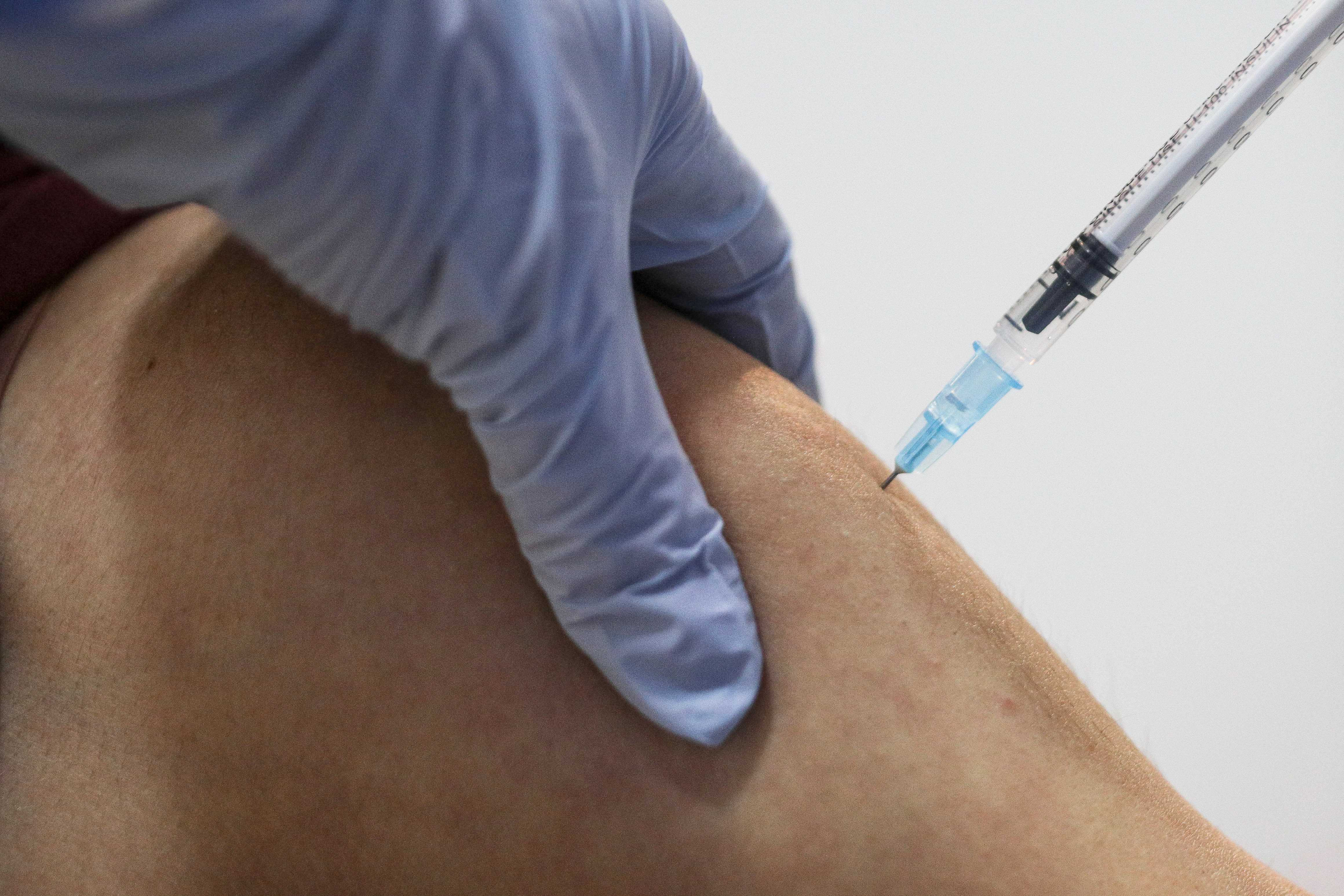 Ce spune ministrul interimar al sănătății despre presupusa folosire a unor vaccinuri expirate pentru doza a 3-a