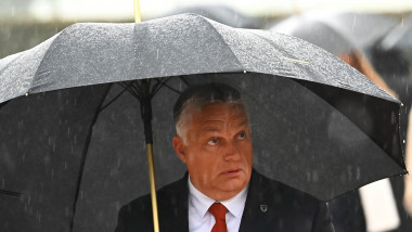 Premierul Ungariei, Viktor Orban, cu o umbrela de ploaie