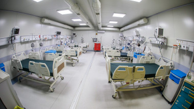 interiorul unui container cu paturi la spitalul modular letcani