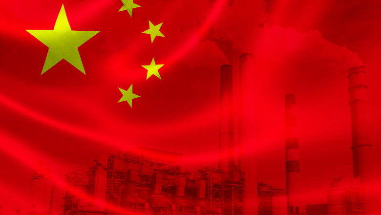 steagul chinei pe un fundal cu o fabrică idustrială din China