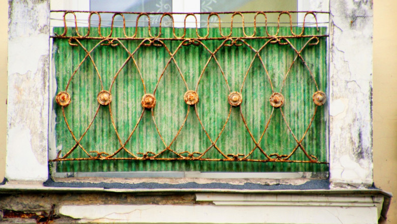 detaliu cu plasa de sarma de la balconul unei clădiri in stilul clasicismului socialist din sillamae