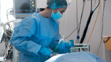 asistenta langa un pacient pe oxigen