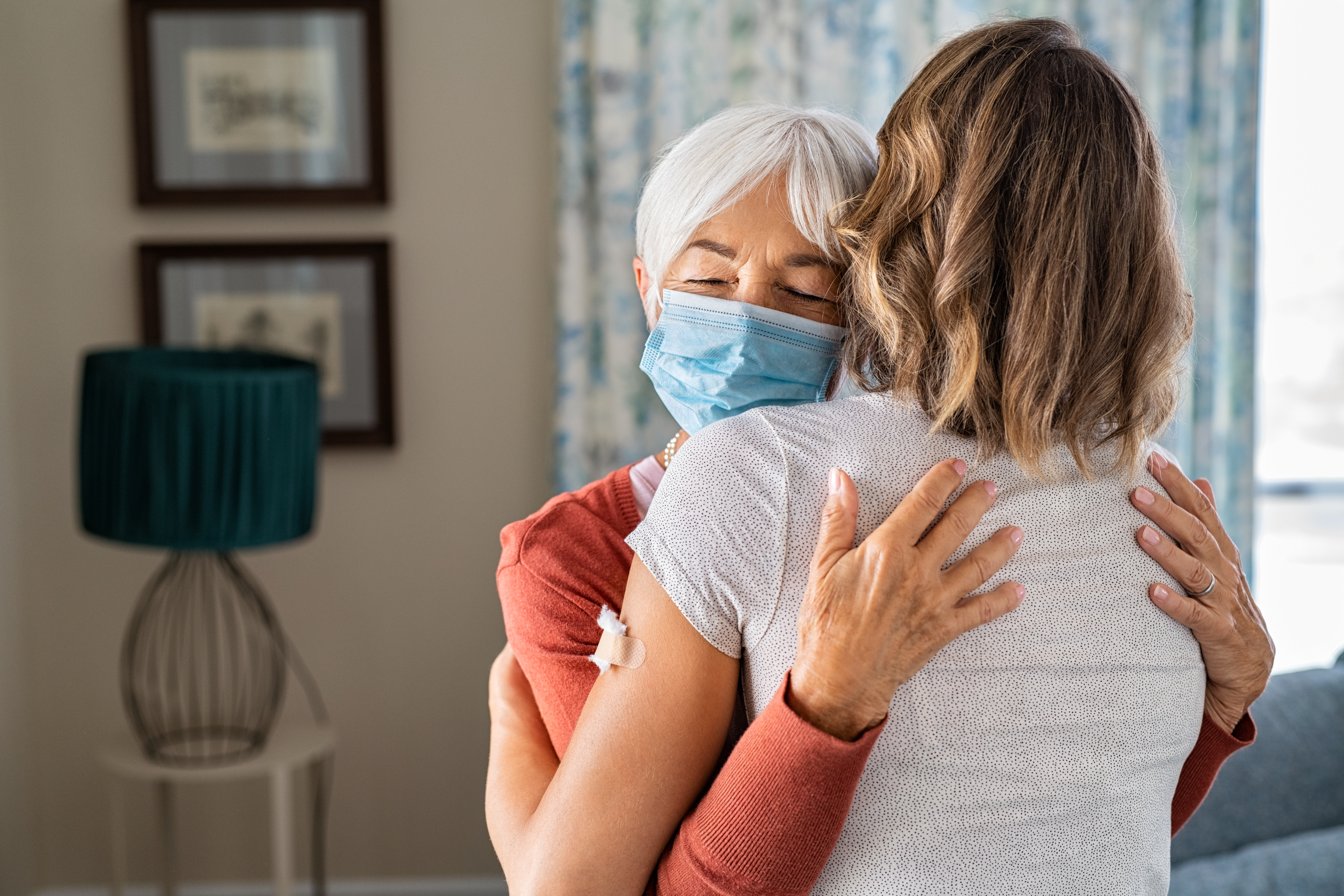 Studiu: Vaccinarea unui singur membru al familiei reduce cu 45 la suta riscul ca ceilalti membri sa se imbolnaveasca de COVID