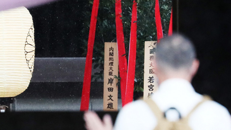 Un bărbat cu spatele se roagă la un sanctuar șinto din Japonia
