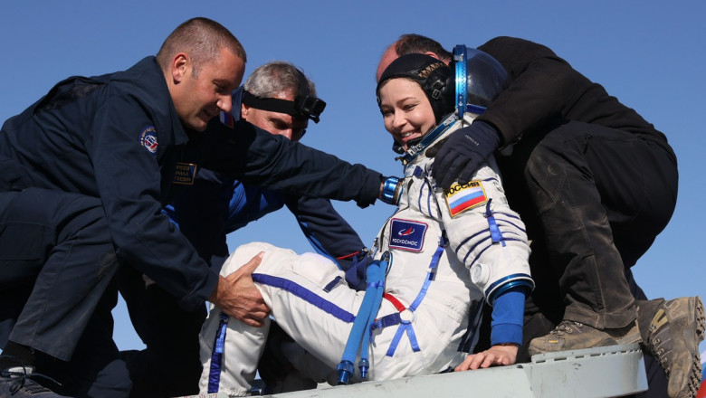 Actrița Yulia Peresild ajutată să iasă din capsula spațială