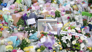 Flori și omagii aduse de oameni la locul în care a fost ucis parlamentarul britanic David Amess