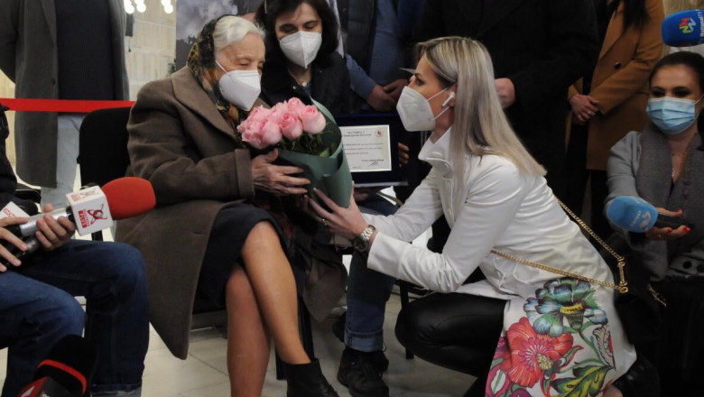 O femeie în vârstă de 105 ani a mers să-și facă a treia doză de vaccin