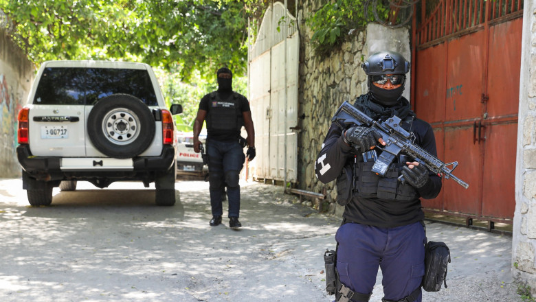 Polițiști înarmați din Haiti.
