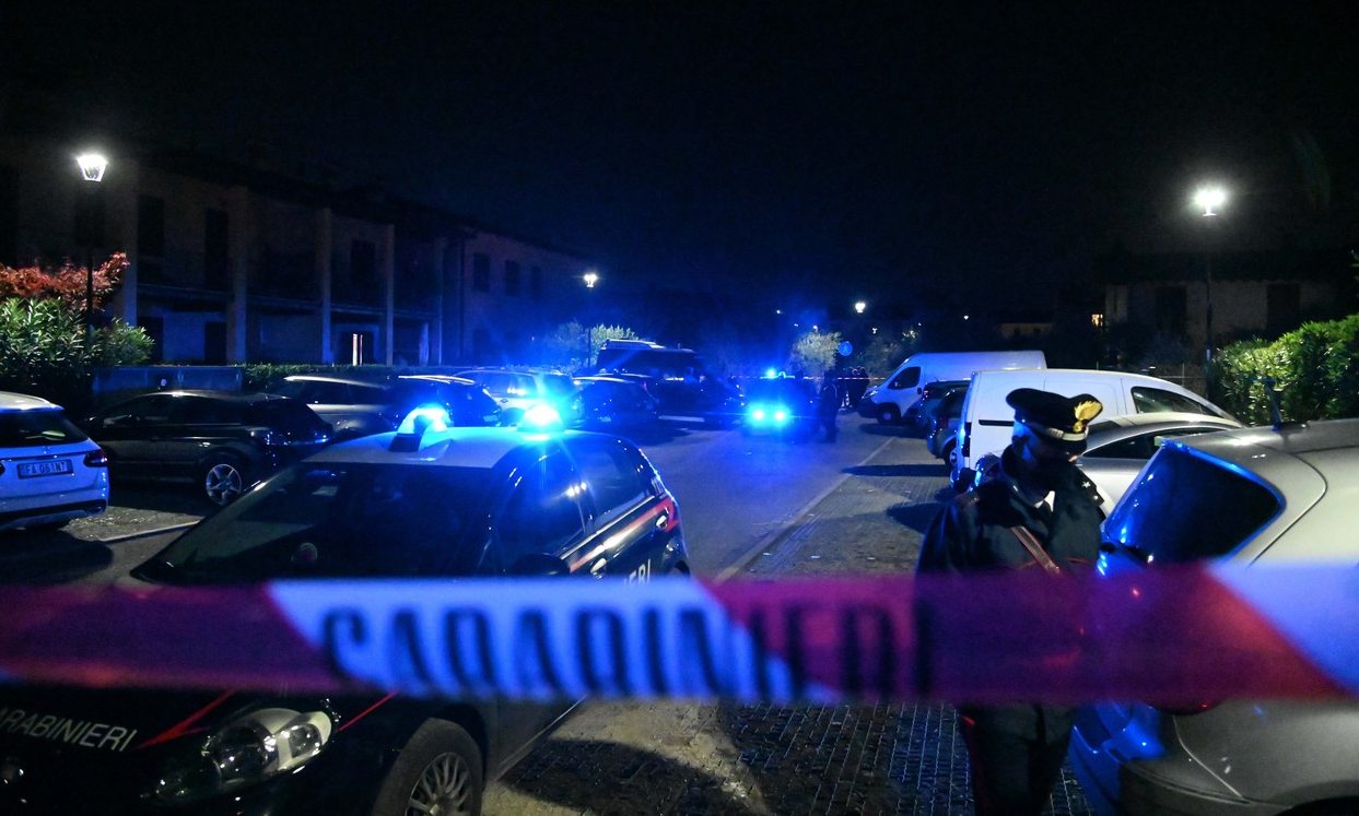 O fată de 15 ani a murit după ce a fost împuşcată de fratele ei, în vârstă de 13 ani