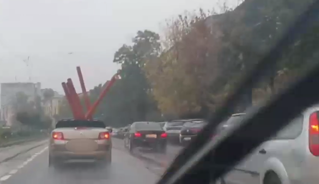 VIDEO. Țevi transportate cu mașina decapotabilă, în Craiova