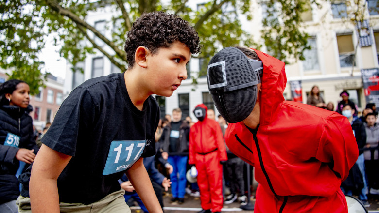 Un copil participă la demonstrația jocului în Olanda