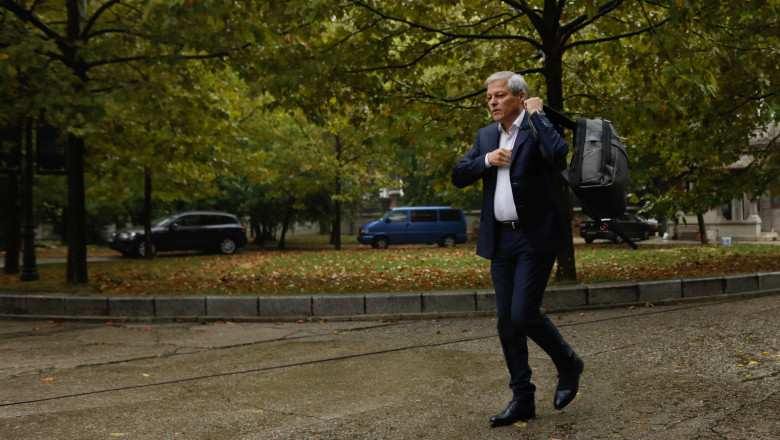 dacian ciolos vine la sediul pnl cu un rucsac in spate