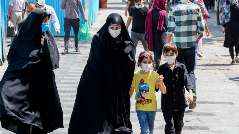 copii si femei pe strada in iran in timpul pandemiei