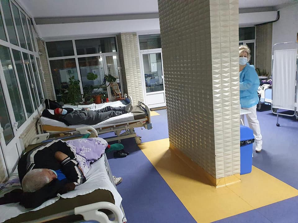 Pacienții care nu sunt bolnavi de COVID nu mai au loc în secțiile spitalului din Buzău. Pentru ei au fost aduse paturi pe hol