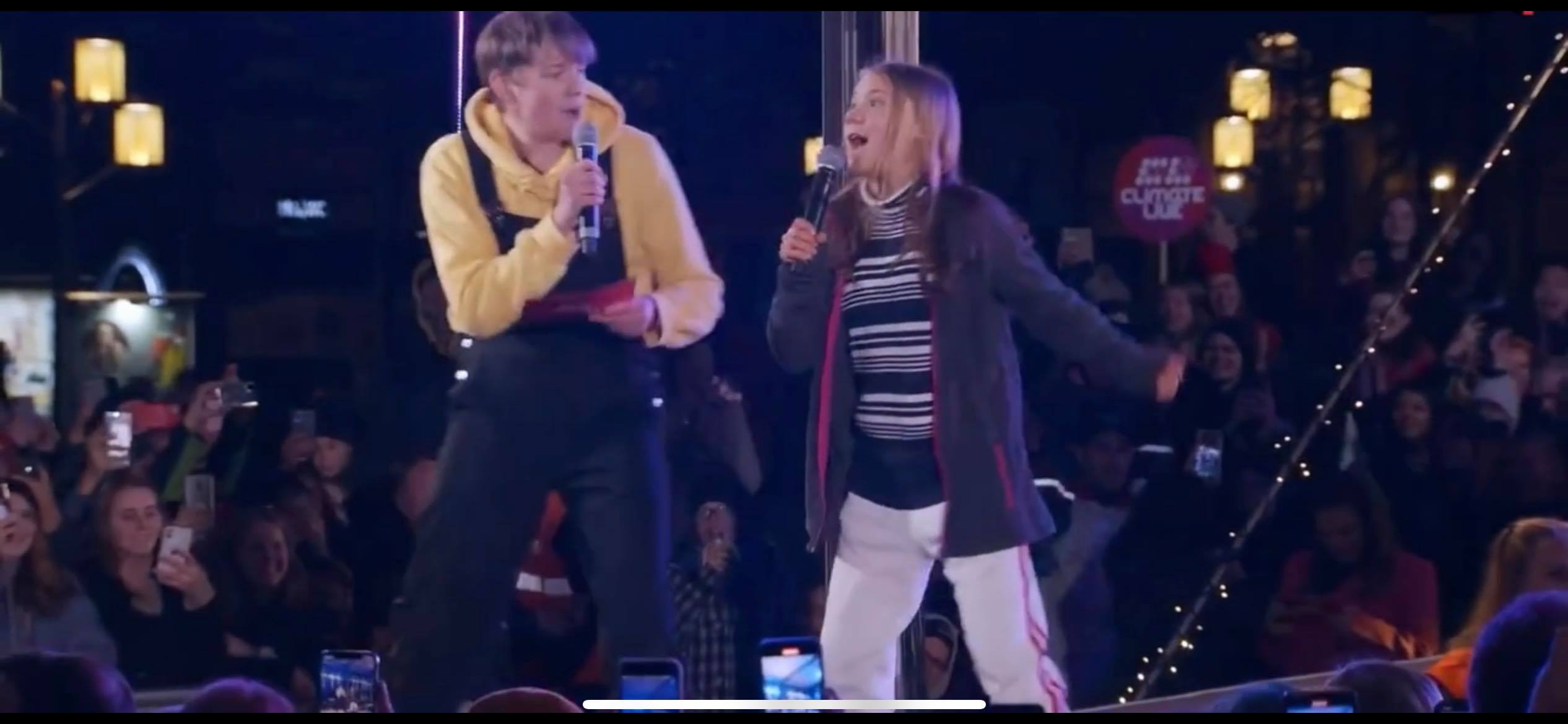 VIDEO | O altfel de Greta Thunberg. Activista de mediu a urcat pe scenă și le-a cântat fanilor o piesă celebră