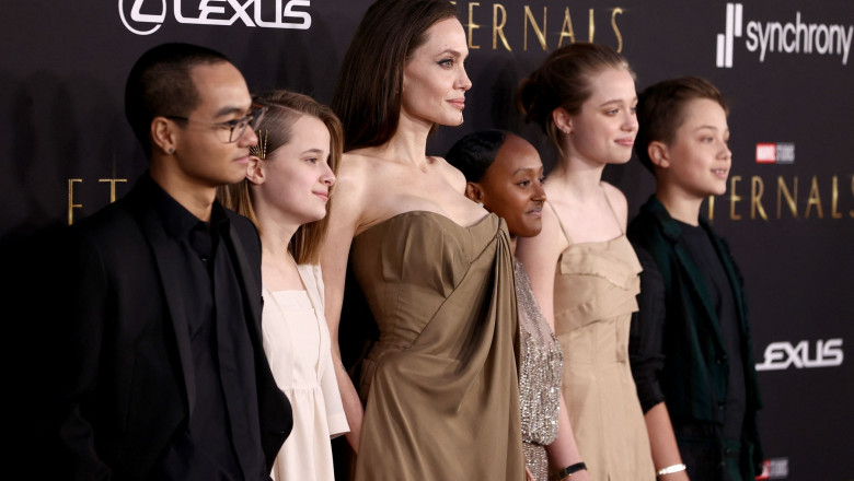 Angelina Jolie alături de copii: Maddox, Zahara, Shiloh şi gemenii Vivienne şi Knox