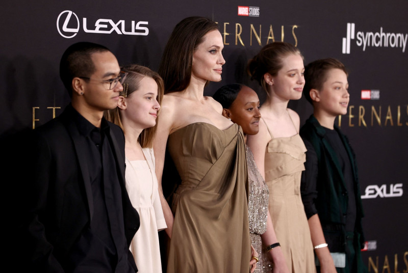 Angelina Jolie alături de copii: Maddox, Zahara, Shiloh şi gemenii Vivienne şi Knox