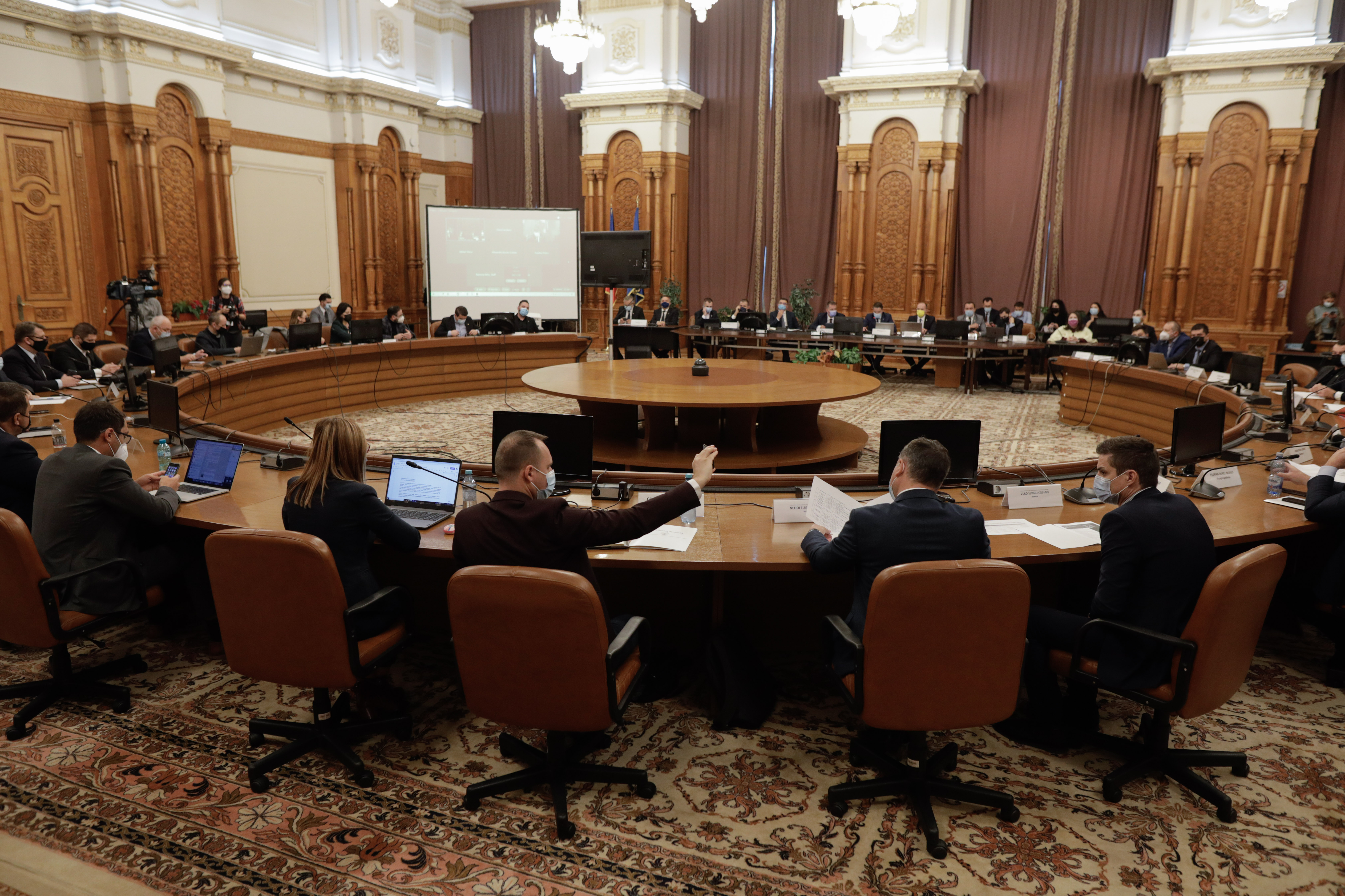 UPDATE: Miniștrii lui Cioloş, respinși pe bandă rulantă în comisiile din Parlament. Cum a obținut Drulă singurul aviz pozitiv