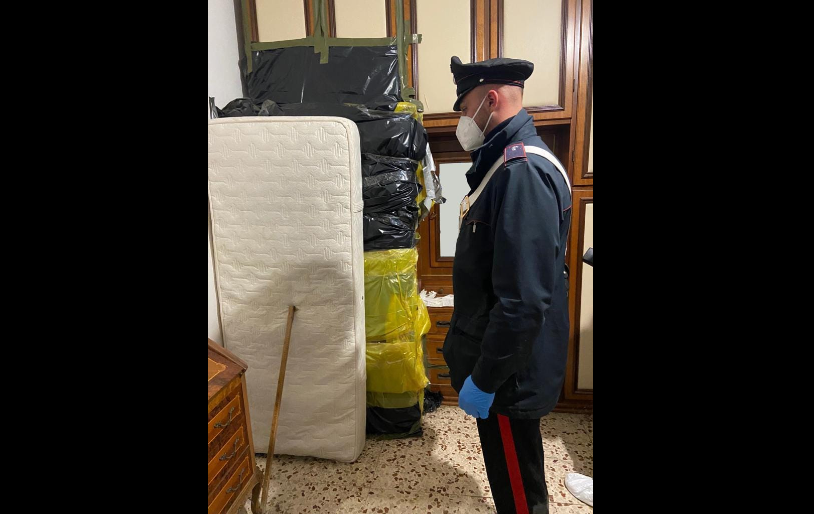 Un bărbat din Italia și-a zidit mama moartă într-un dulap pentru a continua să-i încaseze pensia