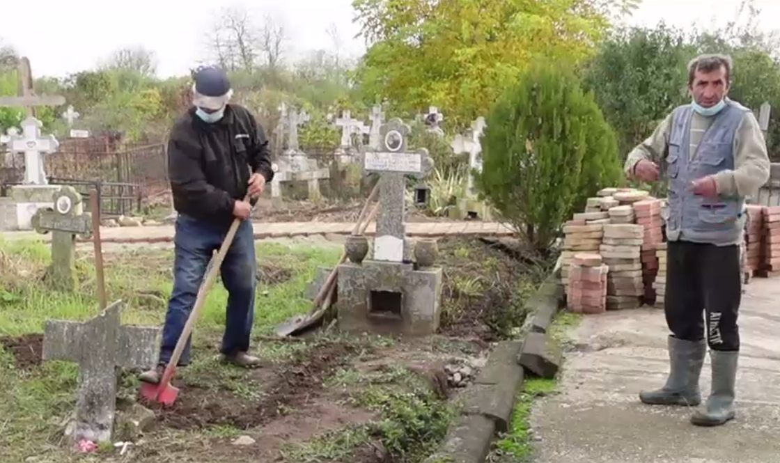 Sătenii, împărțiți după mesajul antivaccinist al episcopului Ambrozie: De la „ Slujbă de nota 200”, la „Ce, noi ne luăm după ei?”