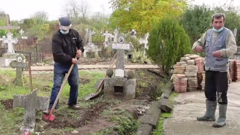 Gropari în cimitirul de la Adunații Copăceni.